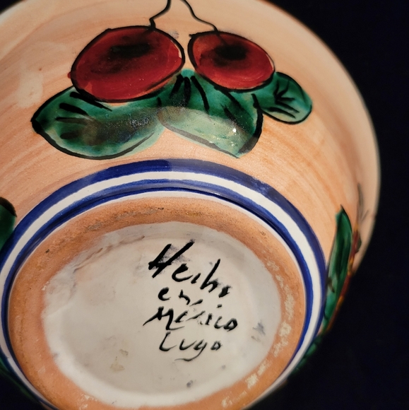 Mexican Hand Painted Pottery Fruit Bowl Signed by Artist. Bowl has multicolored - Picture 5 of 7